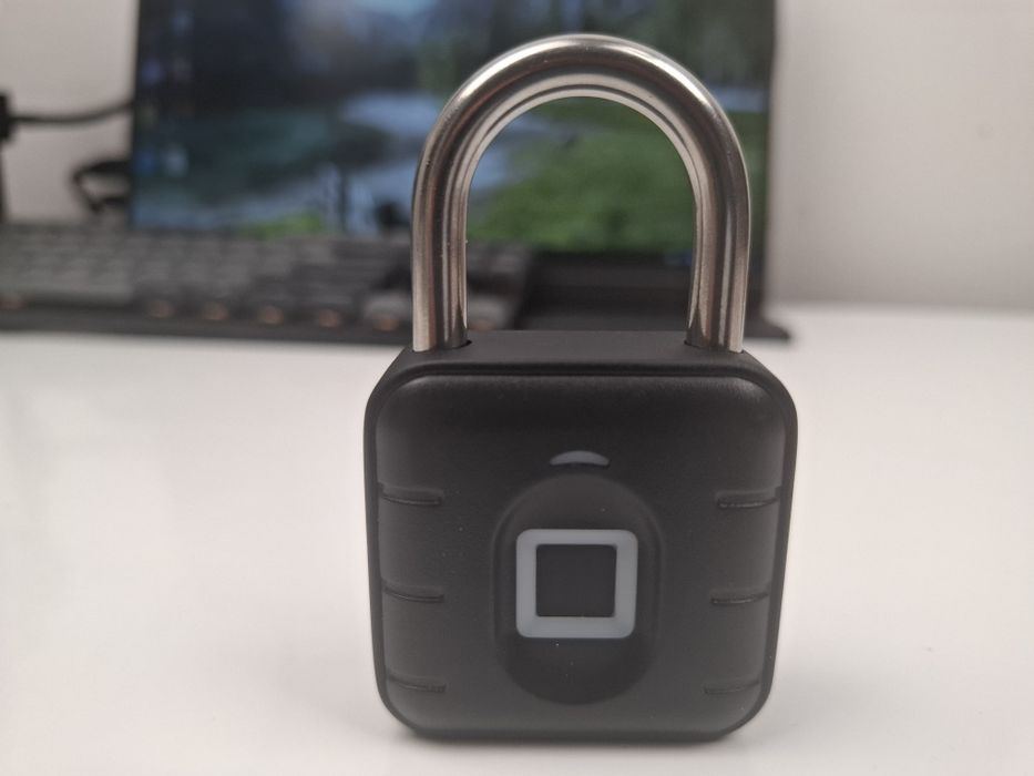 Lacat smart cu senzor de amprenta
