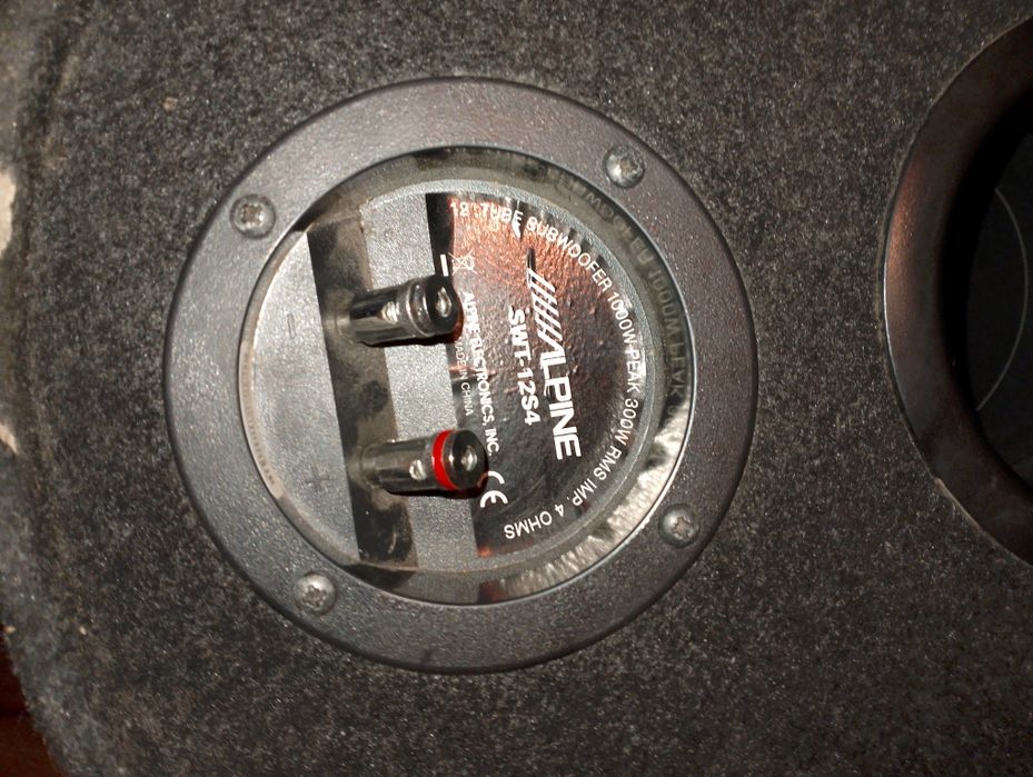 Vând urgent stație subwoofer alpine 300W  cu tot cu subwoofer