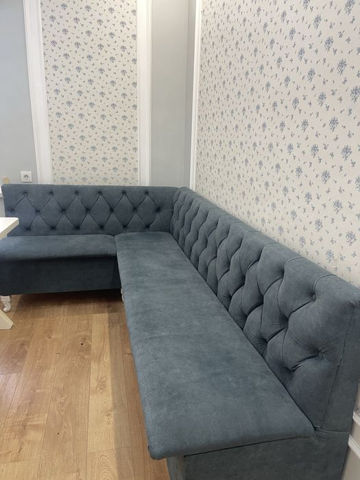 Продам уголок и стол