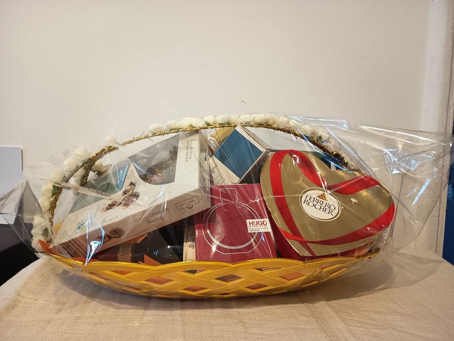 Coș cadou Paște atent selectionat pentru tine .