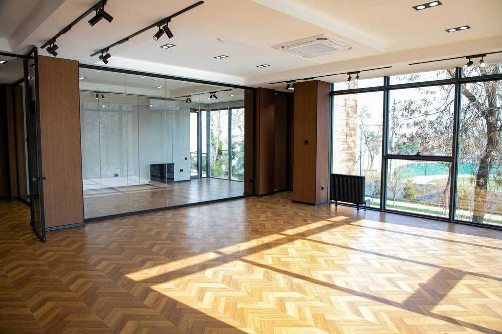 Продается офис в БЦ в Яккасарайском районе. С готовым арендатором.