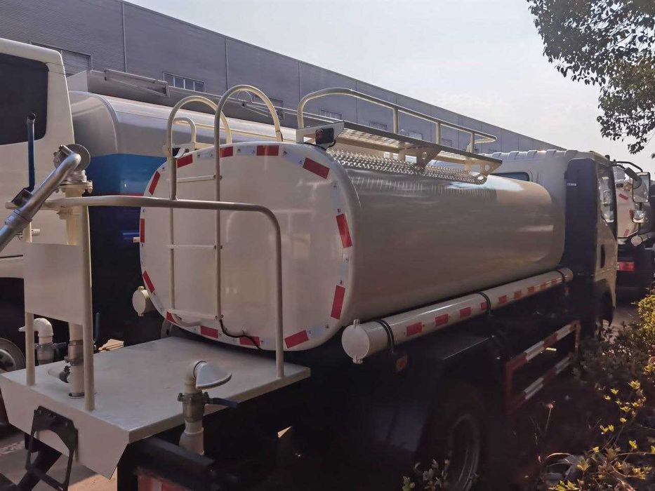 Vodovoz HOWO 4×2  (6 куб)  ВОДОВОЗ ISUZU matorda