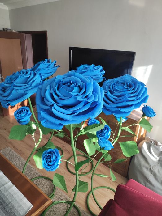 Цветя от креп хартия на стойка за декорация