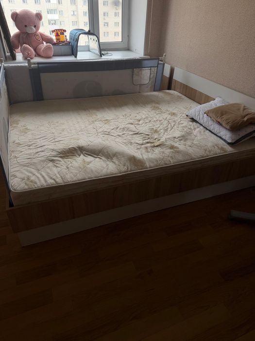 Кровать,шкаф,комод.
