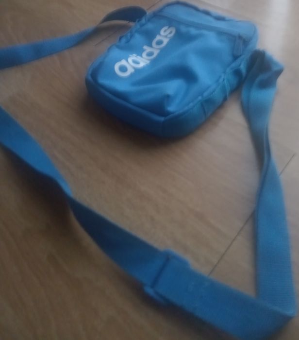 Geantă Adidas de culoare albastră