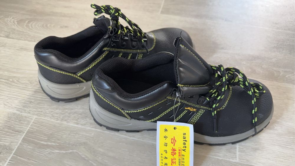 Продам новые ботинки