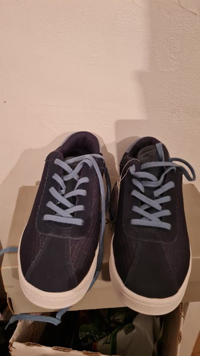 Vând pantofi sport Lacoste