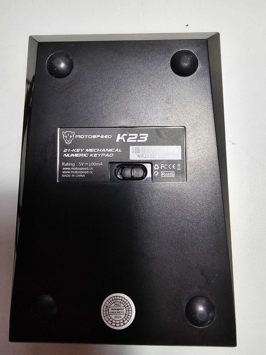 Механичен numpad + мини макро контролер с въртящ се бутон