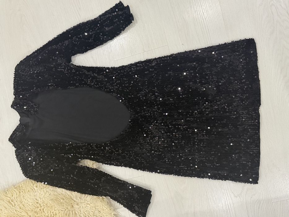 Къса рокля с пайети и гол гръб Zara