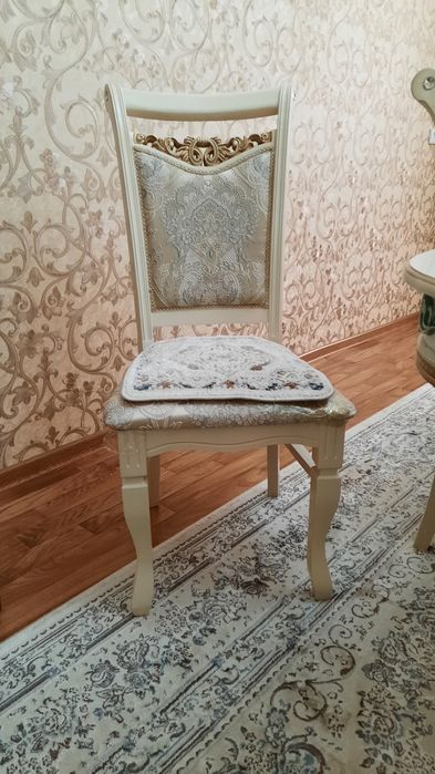 Продаётся стол и стулья