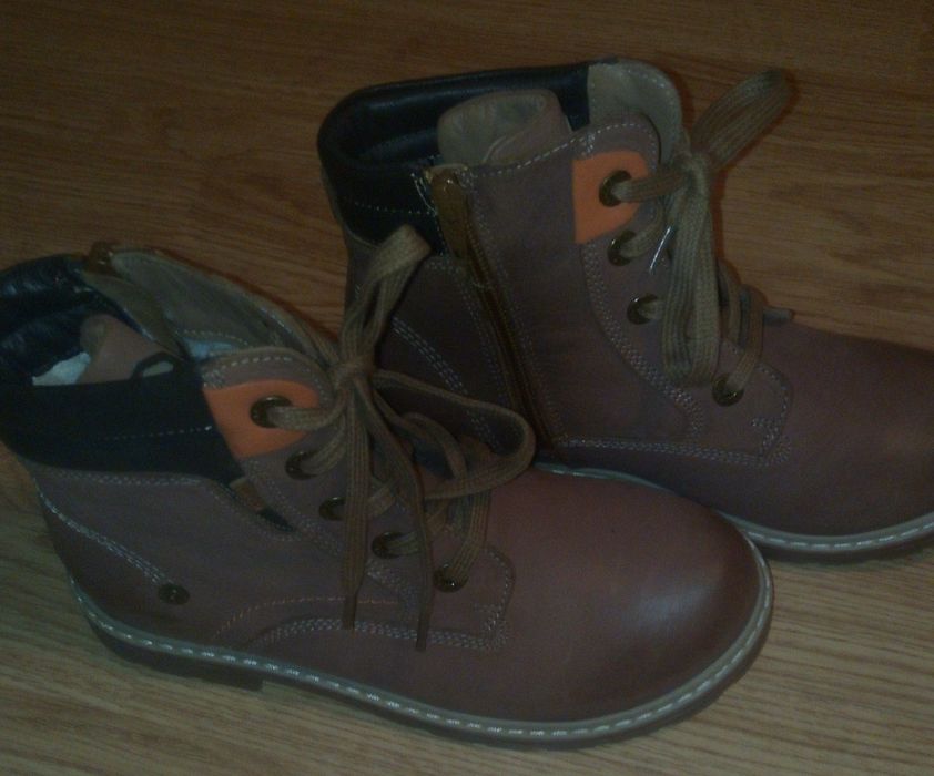 Продавам детски кожени боти