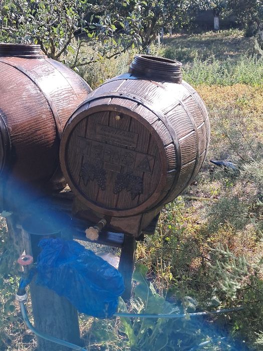 DE  VÂNZARE, butoaie și presă struguri,Toate la  preț negociabil.
