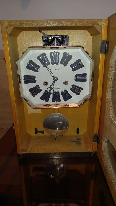 Стенен часовник,старинен от средата на 80 те години.