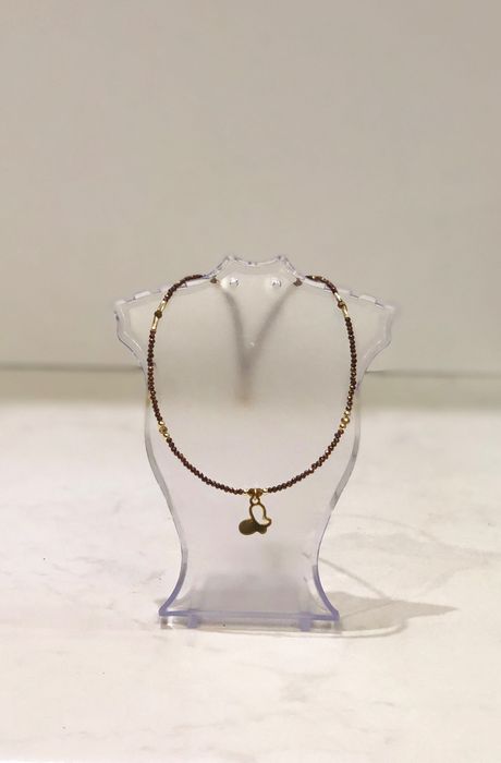 Колиета изработени с естествени камъчета, стъклени камъчета и мъниста