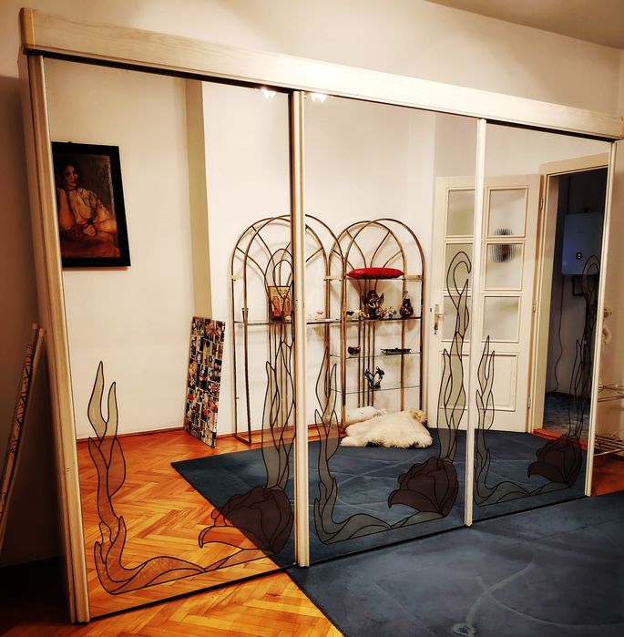 Dulap de dormitor cu oglinzi și uși culisante