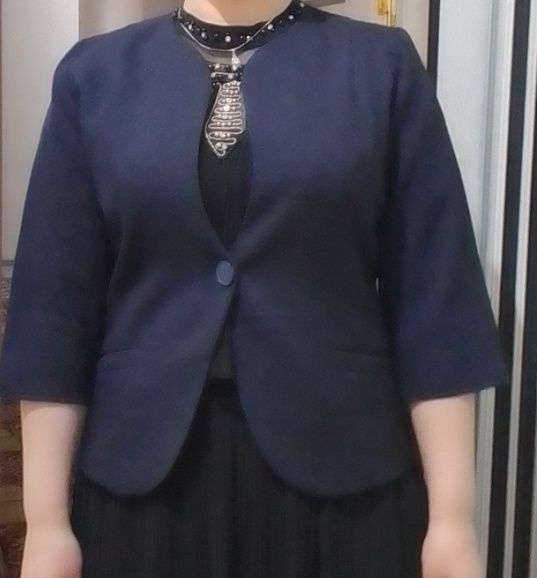 Yangi etketkasi bilan turibdi Turetiskiy kami bor