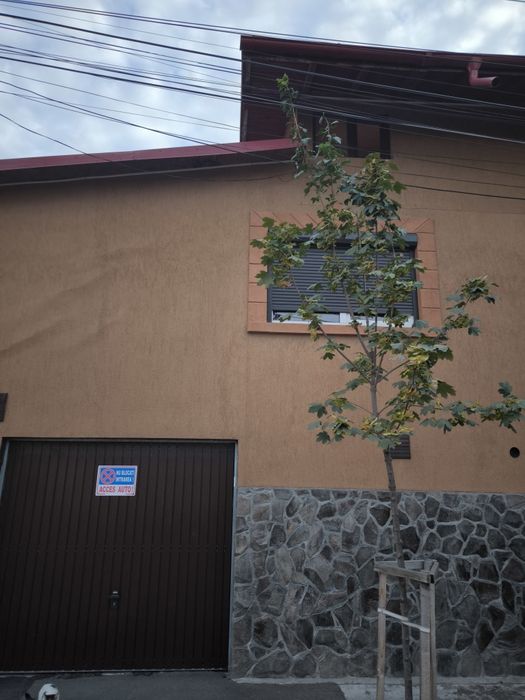 Vand casa la curte zona parc Bazilescu.Bucurestii Noi.parter etaj.mans