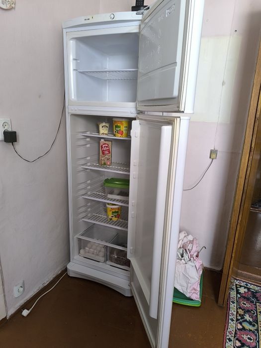 Продам холодильник Indesit