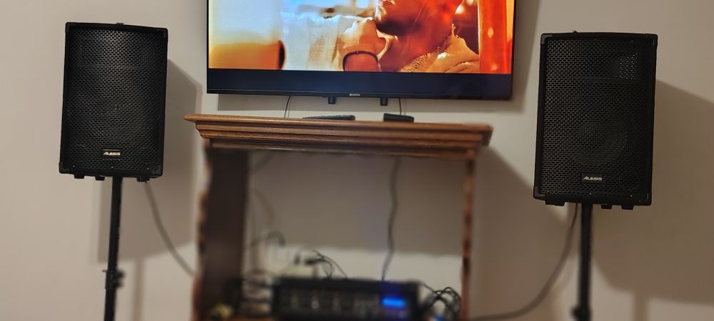 Vând boxe cu trepied ALESIS CU STATIE  ALESIS