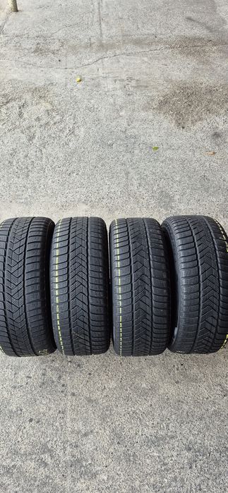4 anvelope iarna Pirelli 235/45/18.Pretul este pe bucata.