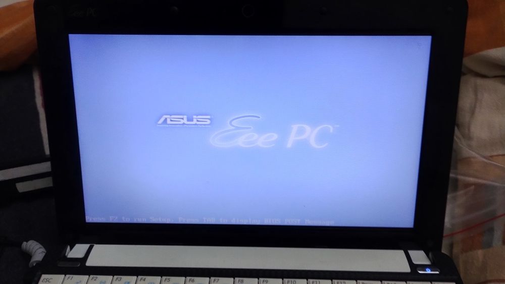 Малък лаптоп"АСУС" в отлично състояние,с вградена камера.