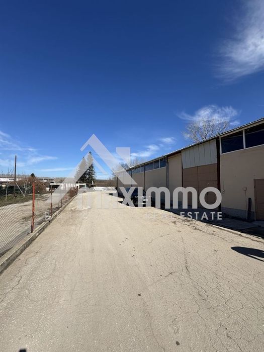 Дава се под наем Склад в Долни чифлик - 519 кв.м за 570 € - Снимка #10