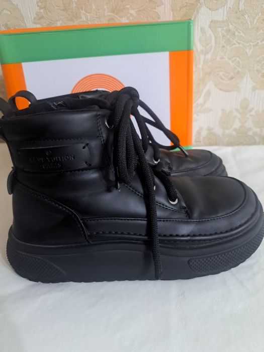 Срочно продам ботинки