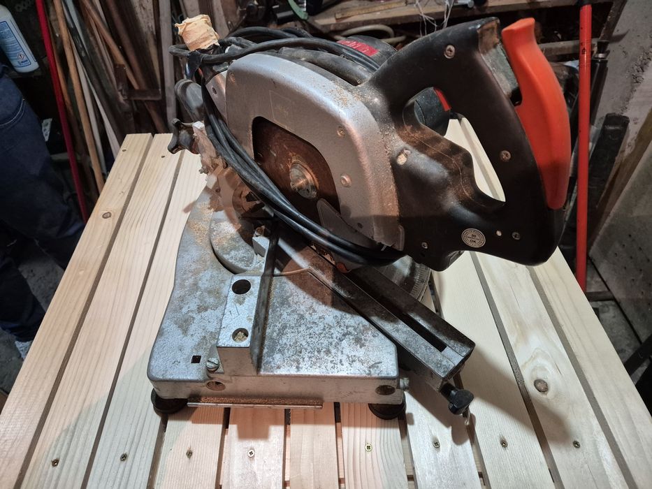 Circular basculabil cu glisare si taiere la unghi Elu / Dewalt