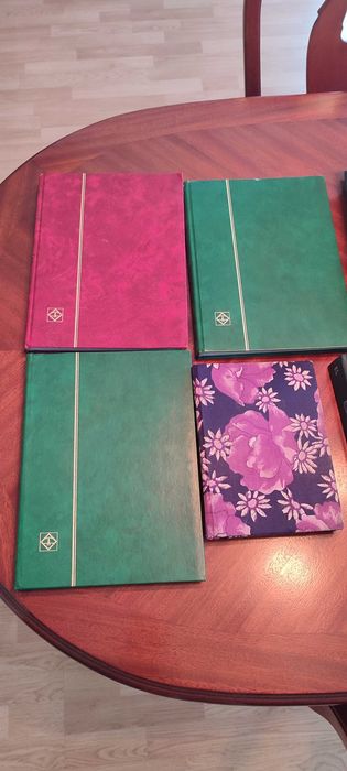 Vând timbre, clasoare, cărți