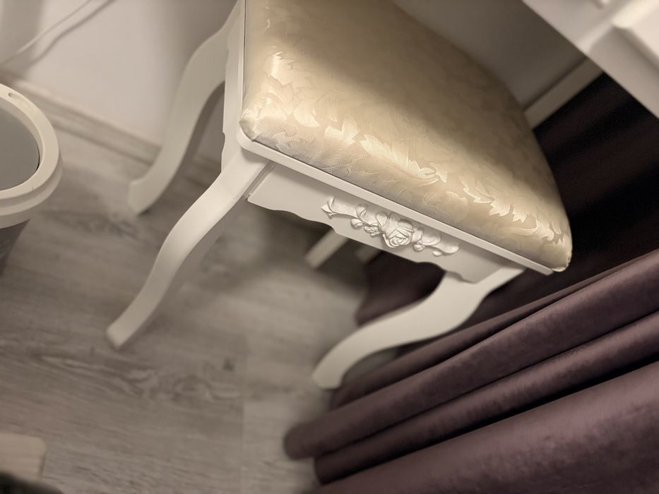 Masuta machiaj in stare buna cu scaunel