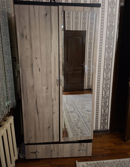 Shkaf sotiladi. B/o holati yaxshi.