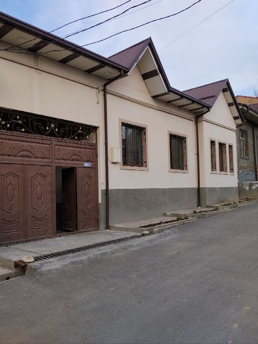 Uch qahramon xojiota,   hovli sotiladi