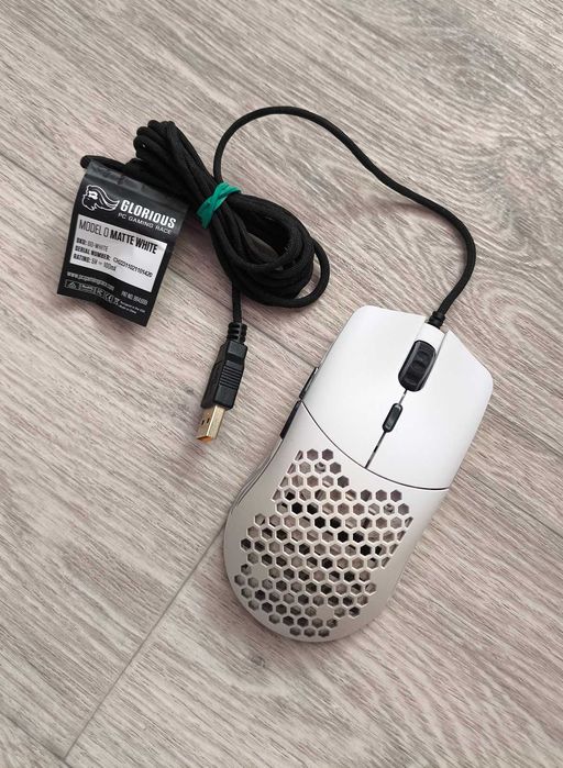продам игровую проводную мышь Glorious Model O