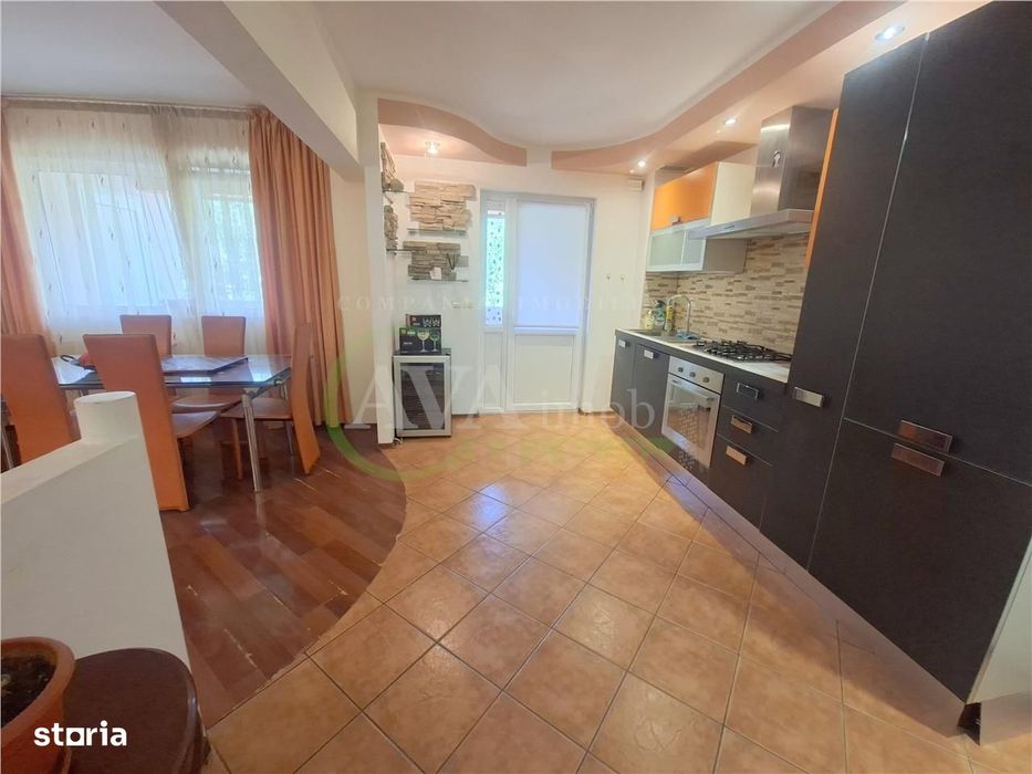 Apartamnet 3 decomandate, etaj 2, cu 2 bai, centrala, zona Ura