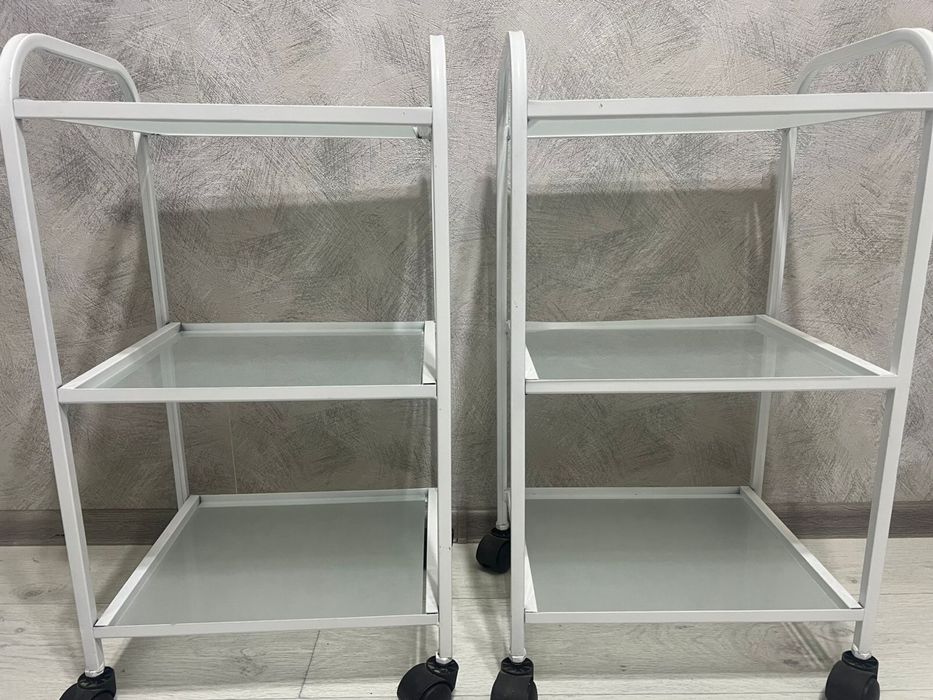 Помощник столик 3 полки стекло 2шт. 10000тг/шт. И кресло 10000тг