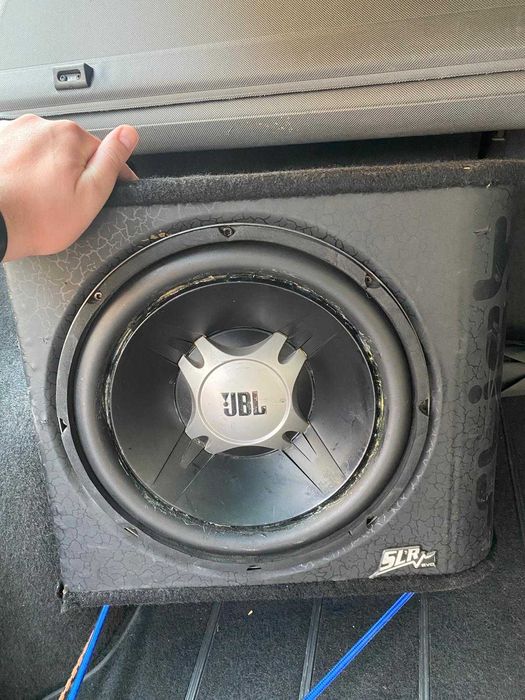 Vand Subwoofer JBL + statie auto vibe ofer si kit instalare si montaj