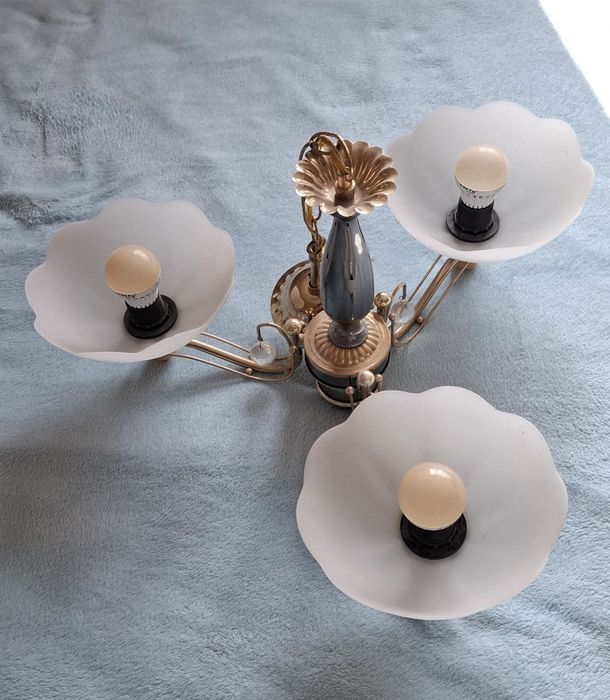 Люстра трехрожковая