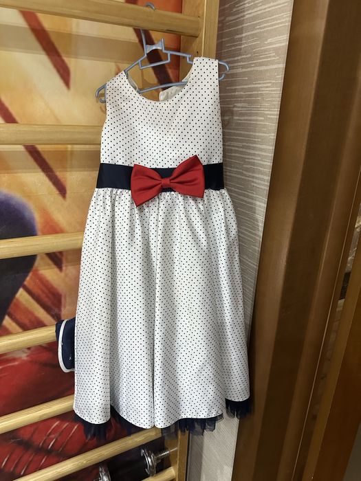 Платье нарядное в отличном состоянии