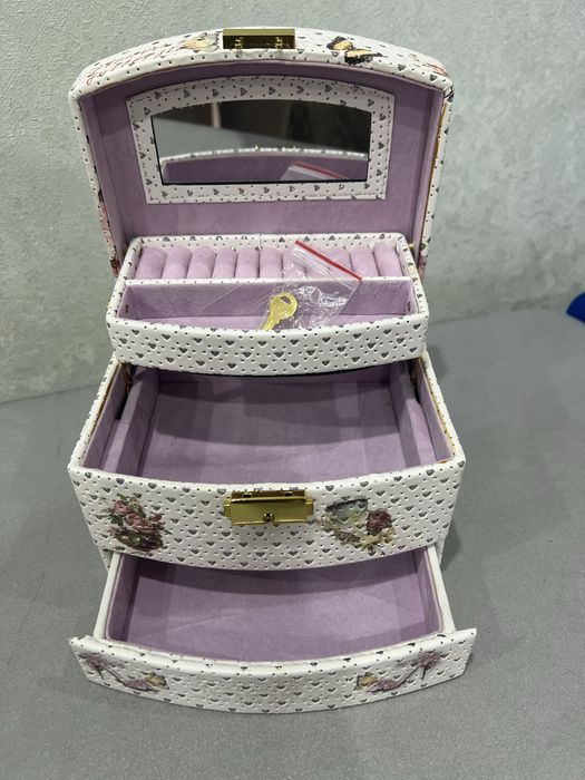 Шкатулка для украшении