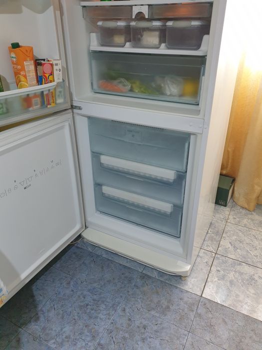 Хладилник с фризер  HOTPOINT ARISTON  размери 1900 см70см60см.за 250евро