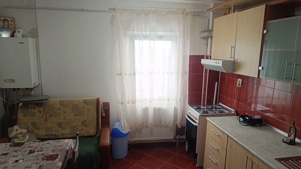 Închiriez apartament 2 camere   300 euro fix