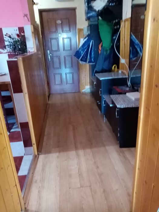 Închiriez apartament 3 camere.