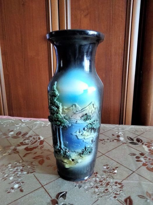 Ваза  с барельефным  рисунком.
