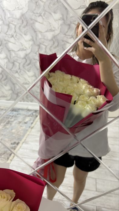 Белые метровые розы