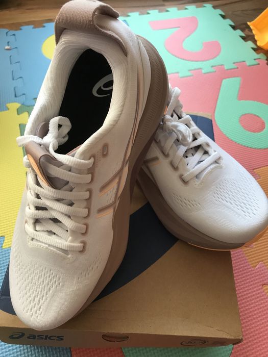 Оригинални дамски маратонки Asics Kayano 32