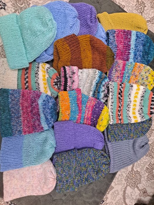 Вязанные шапки ручной работы новые.  Цена 50.000 сум.