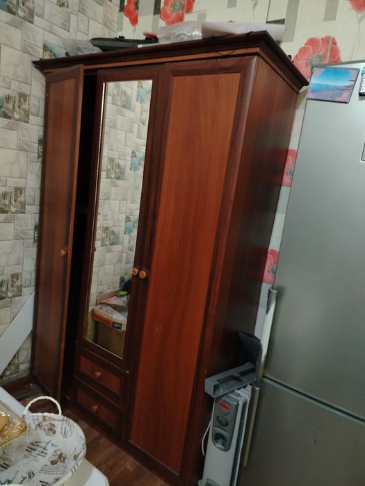 Продам шкаф и столик