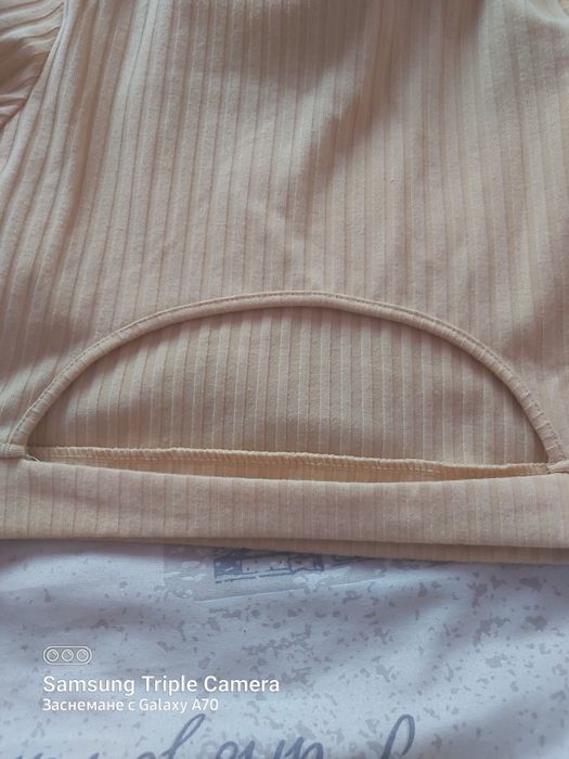 Дамскиии топ средна дължина !