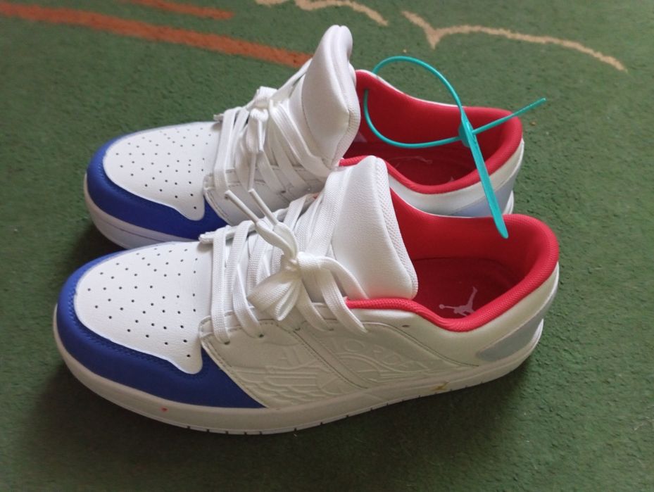 Продам кроссовки