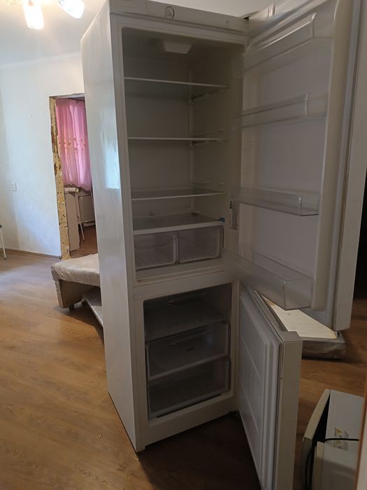 Холодильник Indesit